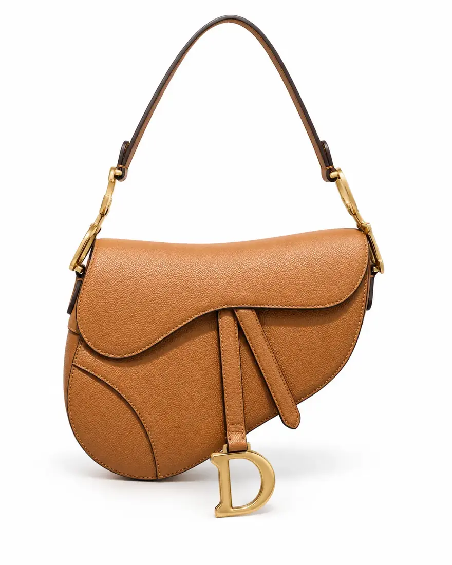 Bolso Saddle camel fotografiado en estudio sobre fondo blanco