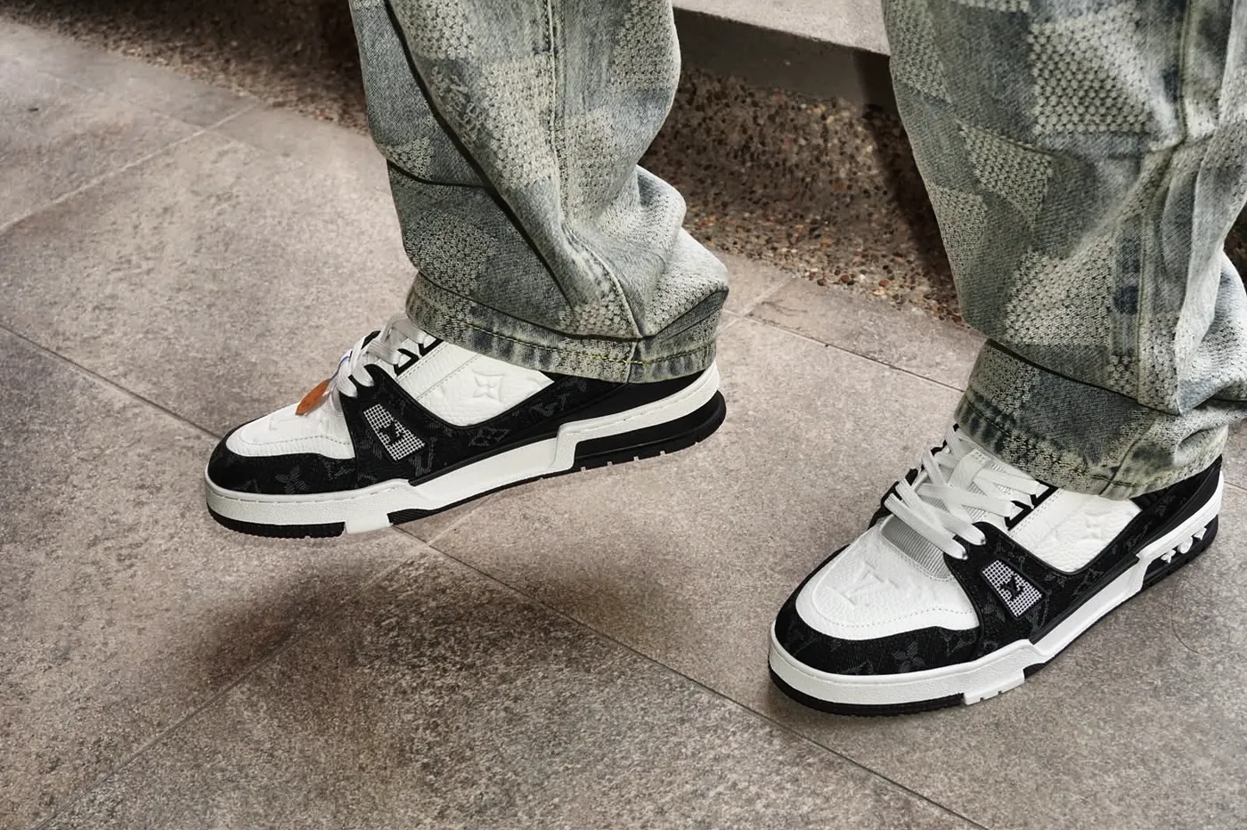 Detalle de sneakers blancos y negros con denim a cuadros