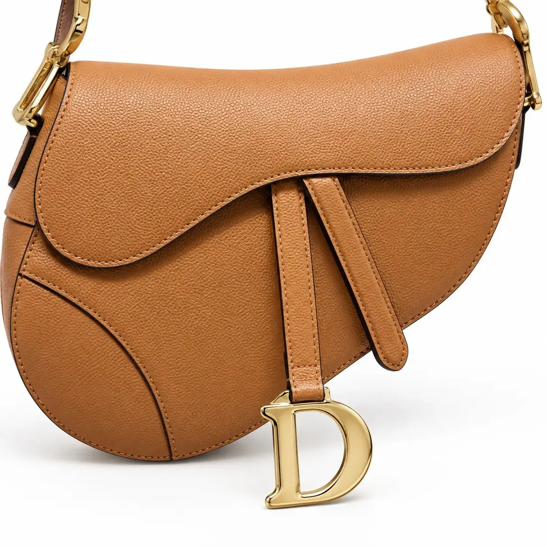 Detalle de textura y herraje del bolso Saddle camel
